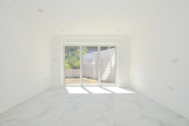 20a Woodley Hill, Waterside, Chesham photo 3