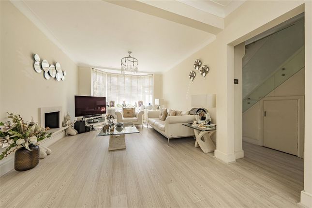 47, Shaftesbury Avenue, Norwood Green photo 2
