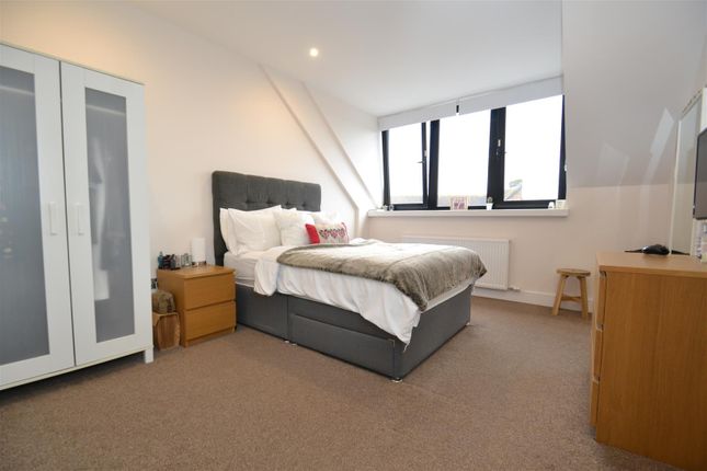 32 Consort House, Consort Way, Horley photo 3