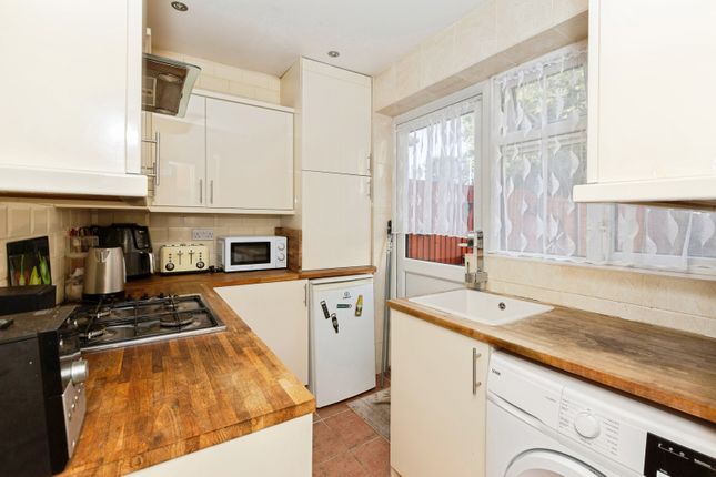 50, Whiting Avenue, Barking photo 3