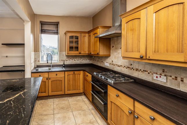 9, Springdale Avenue, Huddersfield photo 4