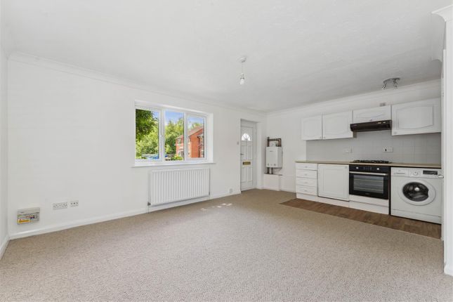 17, Moore Close, Surrey photo 3