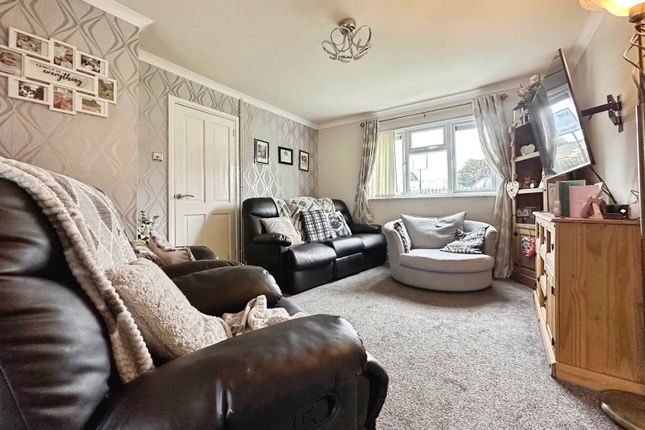 21, Fareham Crescent, Merryhill, Wolverhampton photo 3
