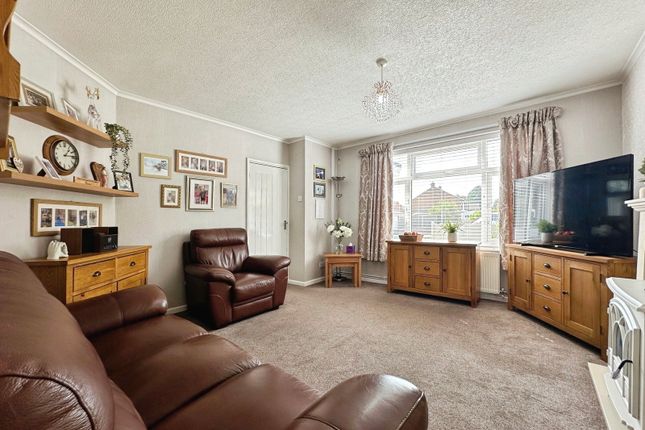 75, Milldale Crescent, Fordhouses, Wolverhampton photo 4