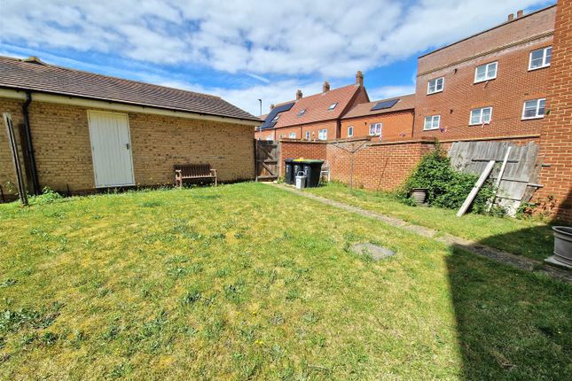 5, Saxon Way, Bedford photo 4
