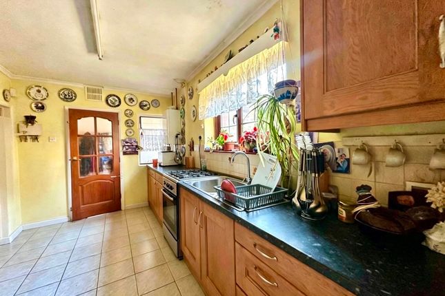 63 Charlbury Crescent, Romford photo 3