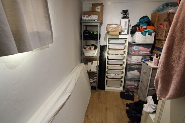 10, Longford Court, West Ewell photo 4