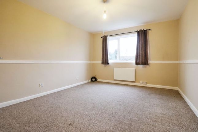 4 Colnbrook Court, Old Bath Road, Slough photo 2