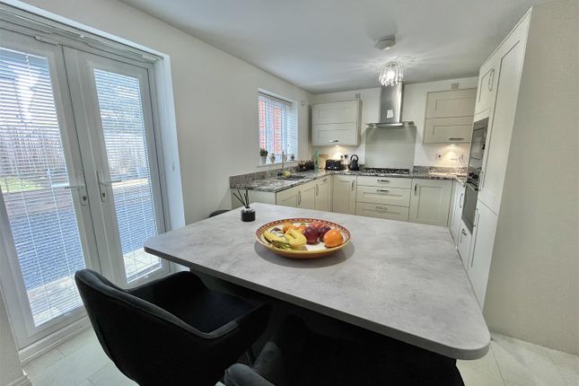33, Hawthorn Drive, Glossop photo 2