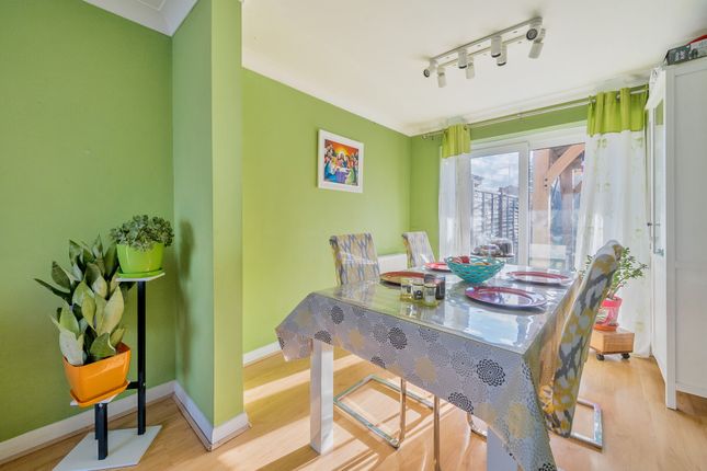 7A, Dedworth Drive, Windsor photo 3