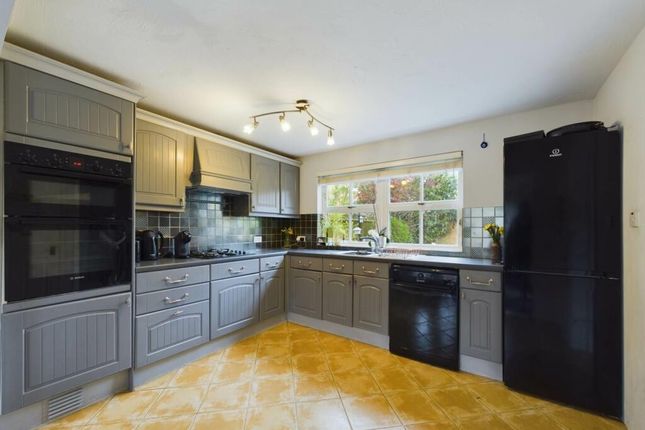 3 Swan Close, Aylesbury photo 3