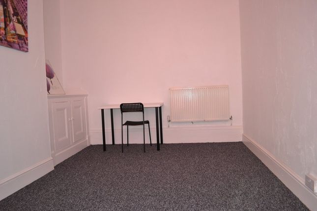 34, Bankfield Road, Springwood, Huddersfield photo 3