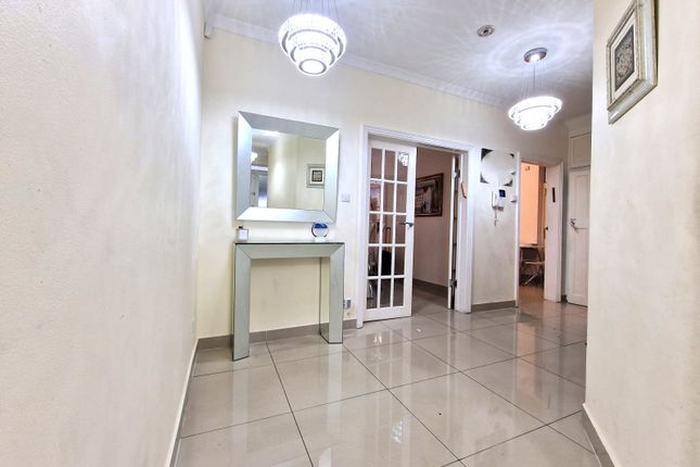 18 Ambrose Avenue, London photo 2