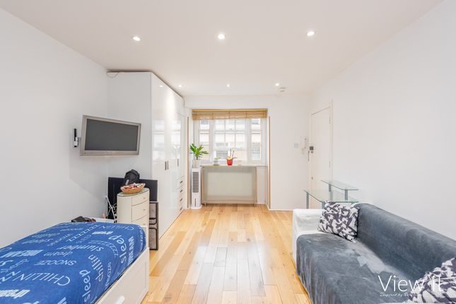 Thumbnail Studio to rent in Carey Mansions, Rutherford Street, London