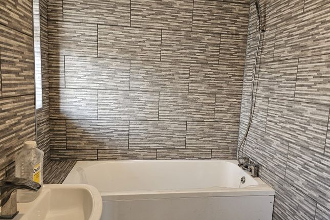 Flat 525,, Lady Margaret Road, Southall photo 5