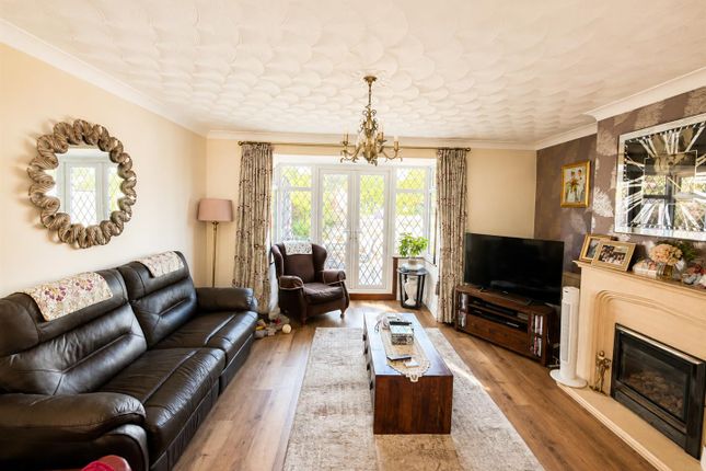 18, Julia Gardens, Barking photo 3