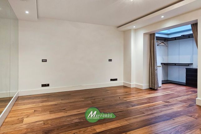 Mews house to rent in Squire Gardens, London