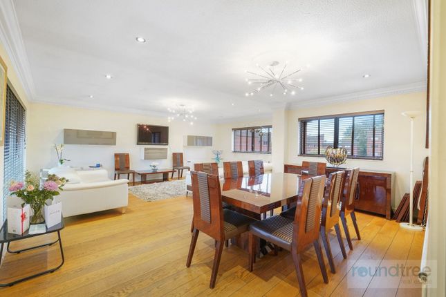209, Spencer Close, Finchley photo 2