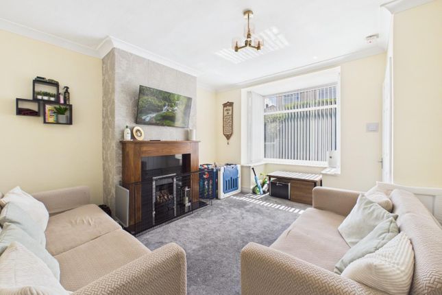 8, Vicarage Road, Bradford photo 2
