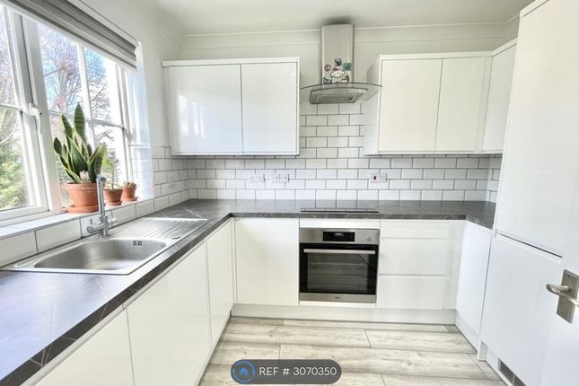 Flat, St Gregorys House Addison Court, Epping photo 4