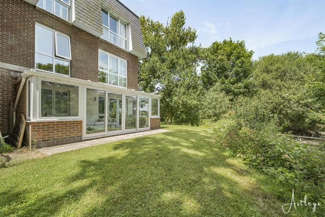58, Willow Court, Swansea photo 3