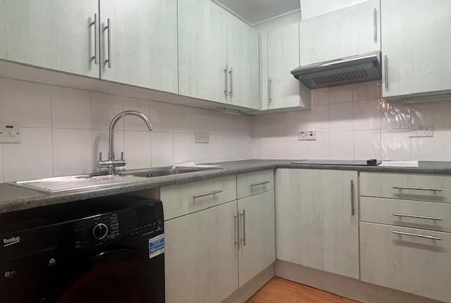 31, Limewood Court, Beehive Lane, Ilford photo 4