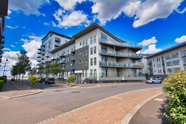 Thumbnail Flat for sale in Clovelly Place, Greenhithe