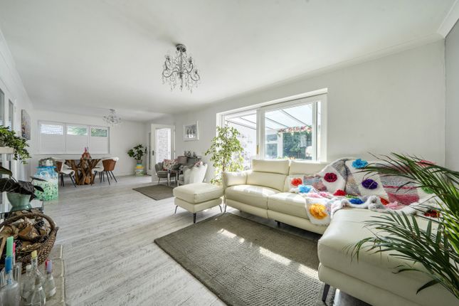 9, Squires Close, Carterton photo 3