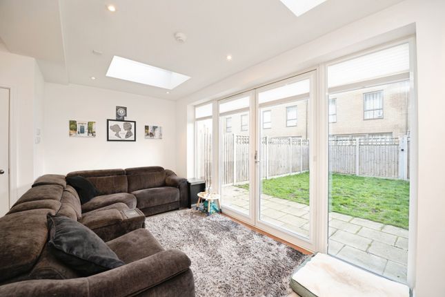 40, Bridgend Crescent, Rainham photo 2