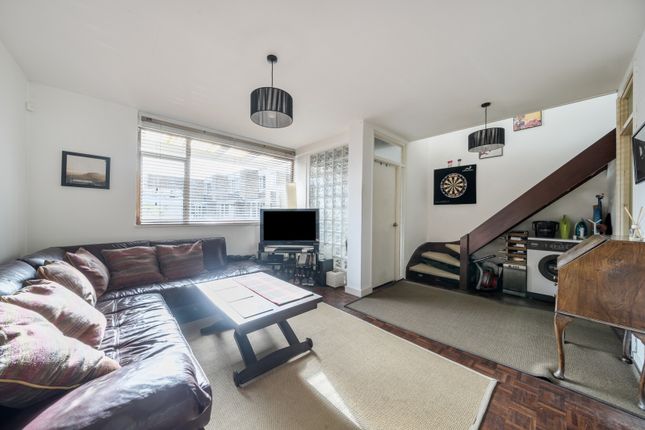 29, Tulip Court, Pinner photo 2