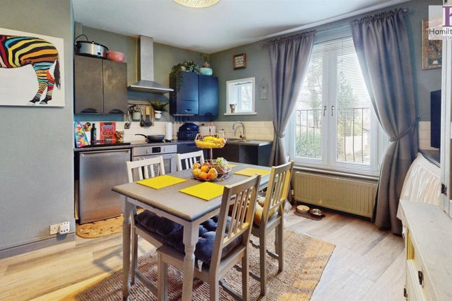 Flat, St Enochs Road, Bradford photo 3