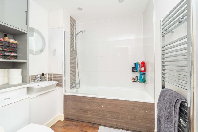 Flat for sale in Baywillow Avenue, Carshalton