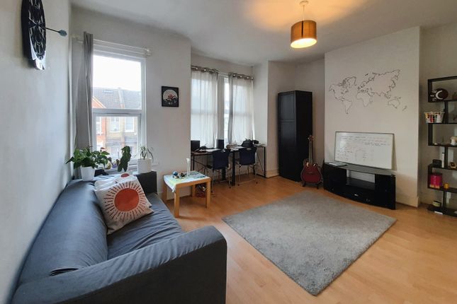 1-bed flat on Dingwall Road, London, £385,000