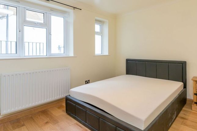 Flat to rent in Hargrave Road, London