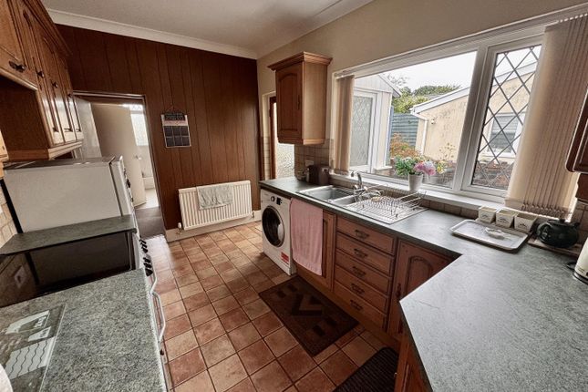 37, Maesquarre Road, Ammanford photo 3