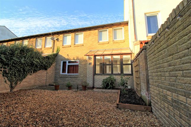 Thumbnail Terraced house to rent in Russell Court, Cambridge