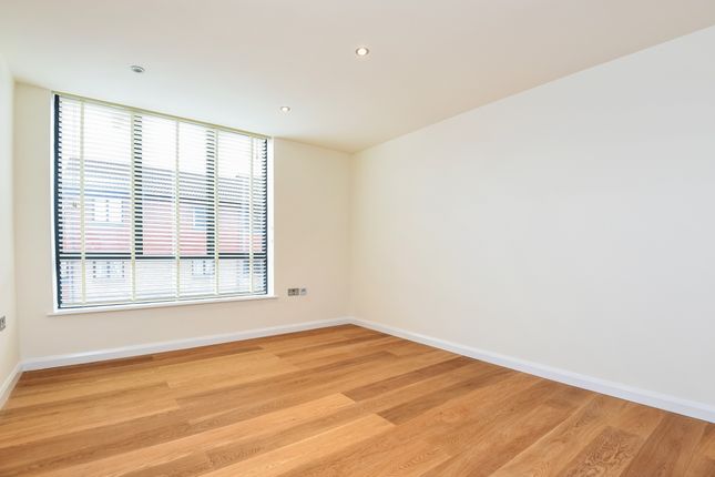 Flat 3, 120, London Road, Surrey photo 2
