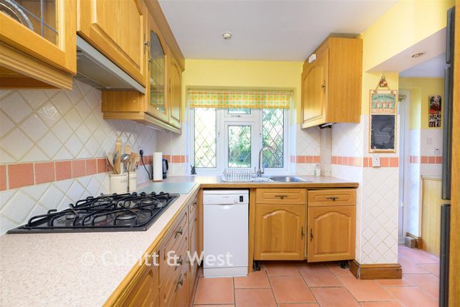 90, Epsom Lane South, Tadworth photo 3