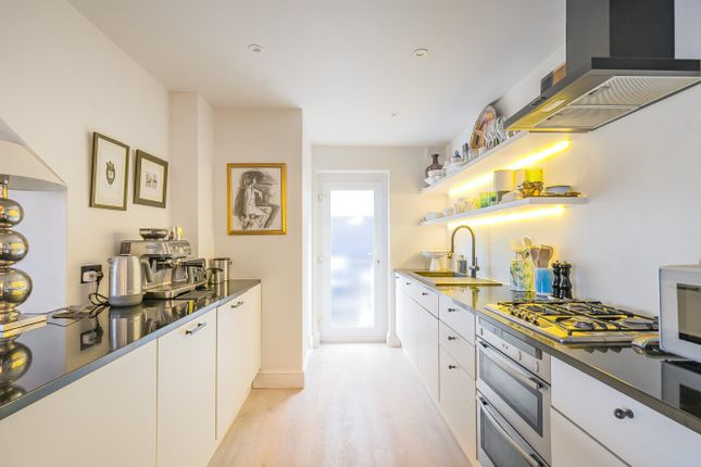 25 Ormonde Court,, Belsize Grove, London photo 2