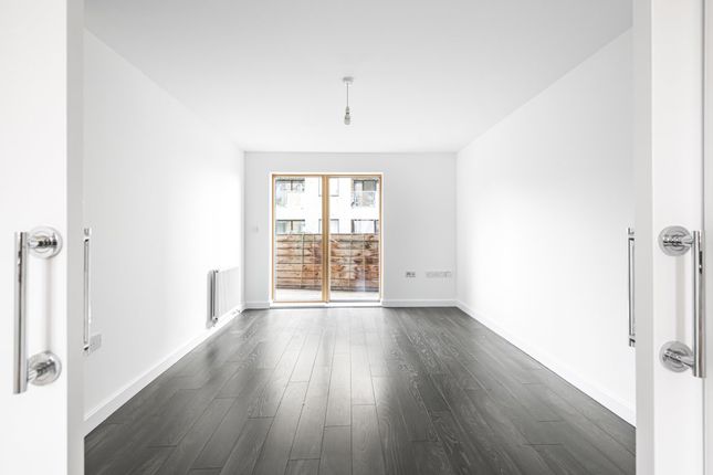 Thumbnail Flat to rent in Drovers Way, London
