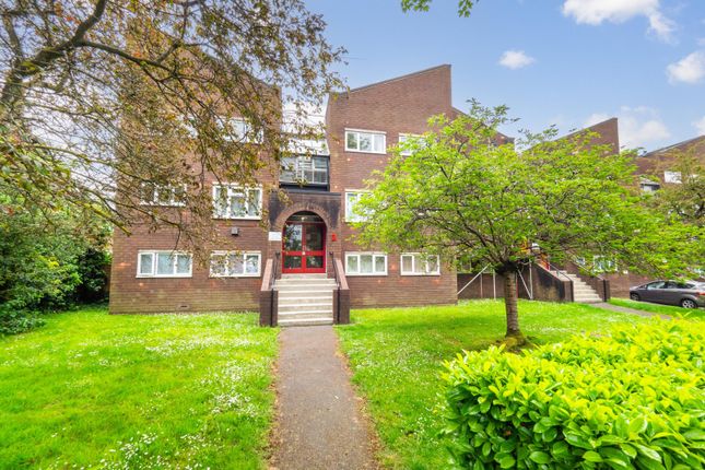 Flat to rent in Stanley Park Road, Wallington