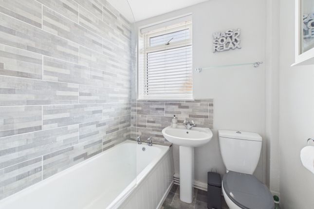 17, Scott Green Crescent, Leeds photo 5