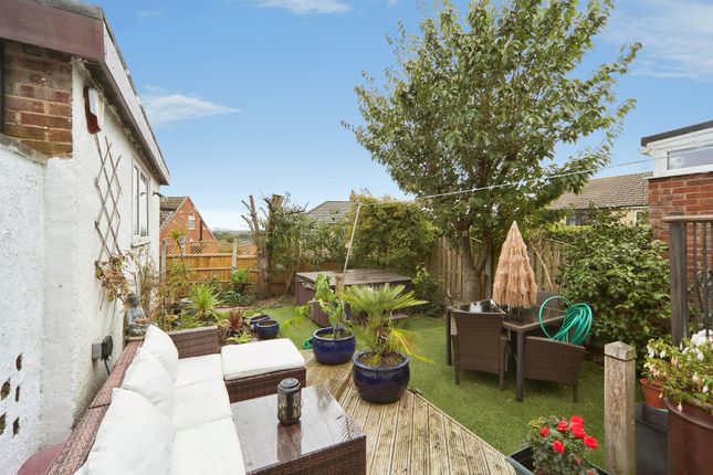 Banksfield Crescent, Leeds photo 4