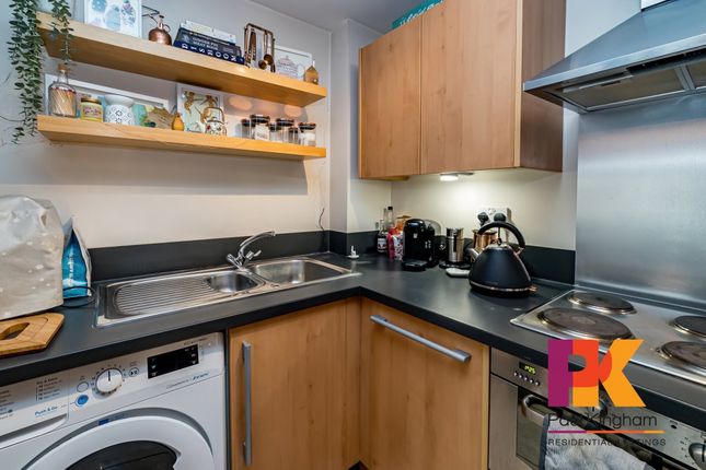 Flat to rent in Blackbird Mews, High Wycombe