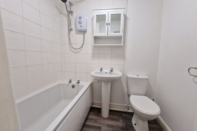 Flat to rent in Euston Grove, Prenton, Wirral