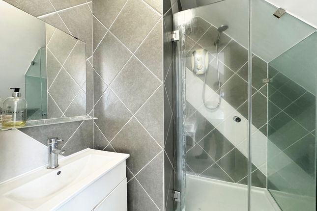 2, Sandringham Road, London photo 3