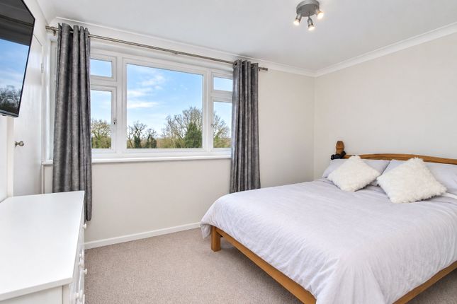 13, Effingham Court, Woking photo 4