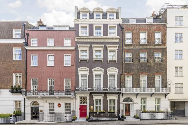 Flat to rent in Hertford Street, London