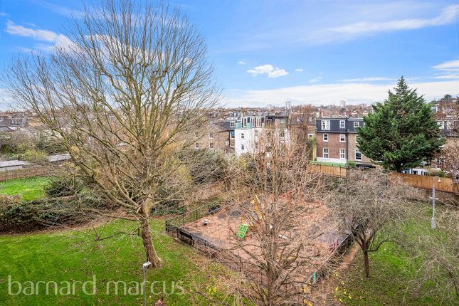 Flat for sale in West Hill, London