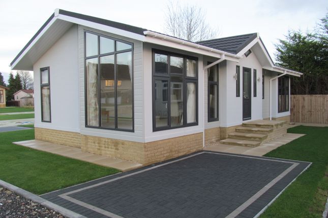 Thumbnail Mobile/park home for sale in Duvall Park (Ref 5762), Upper Heyford, Bicester, Oxfordshire